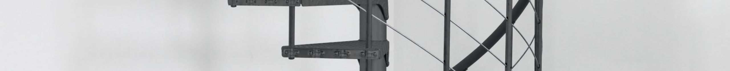 Full view of the outdoor spiral staircase Spino Zink Color in anthracite. The robust staircase made of galvanized steel with non-slip steps is perfect for outdoor use.