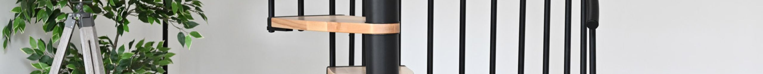 The Luna spiral staircase impresses with its modern design featuring light wooden steps and a black metal frame. Perfectly suited for stylish and space-saving living concepts.