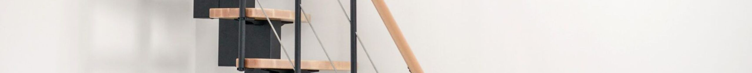 Quatro central stringer staircase with beech steps and a black metal railing with horizontal bars and a wooden handrail.