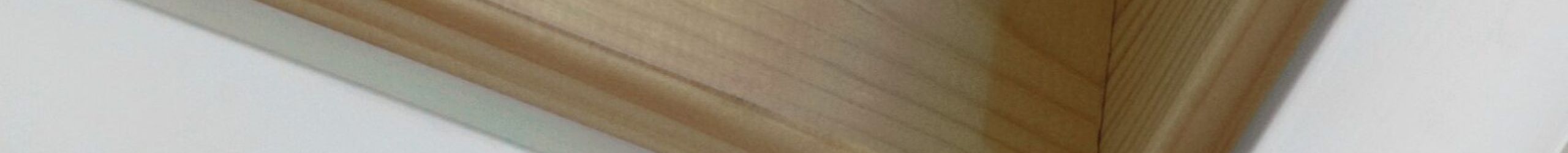 Close-up of a wooden frame with a white trim strip of the type “Minka Fix” measuring 27 mm in width, installed on the ceiling of an interior space.