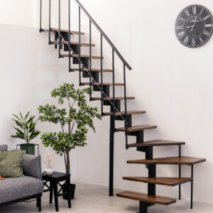 Central stringer staircase Comfort Top with walnut steps and a black metal railing with understraps and a PVC handrail.