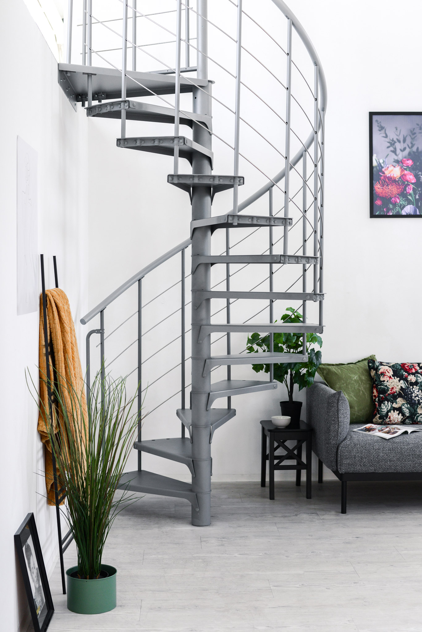 Modern spiral staircase Spino Smart in grey color. The space-saving metal staircase features a sleek design and is perfect for indoor areas.