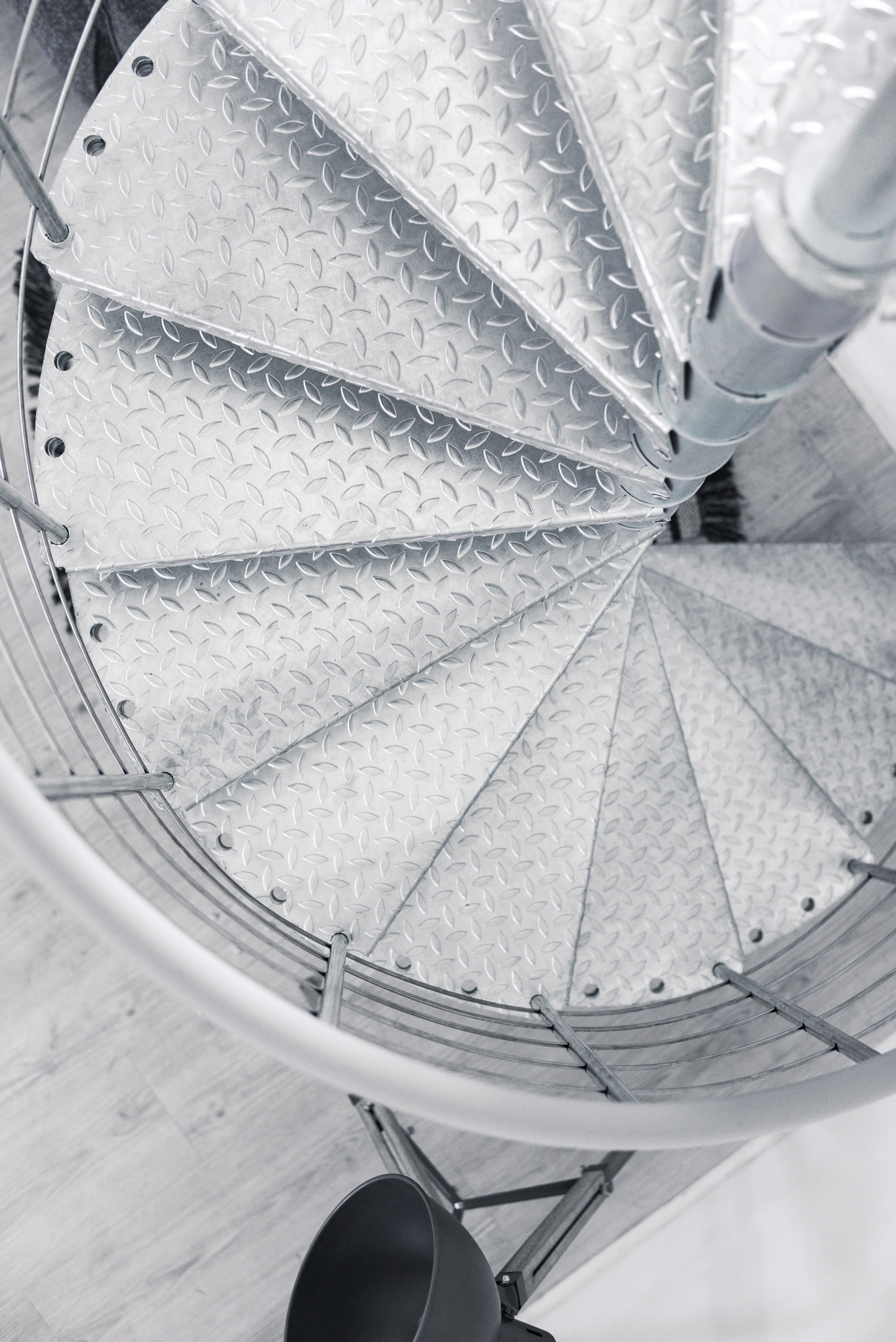 Top-down view of the Spino Zink Smart spiral staircase made of galvanized metal. The slip-resistant, diamond-patterned steps offer enhanced safety and secure footing, ideal for both indoor and outdoor use.