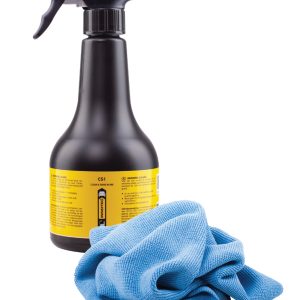 “CS1 – Clean & Shine in One” spray bottle by Innotec with yellow label, next to a blue microfiber cloth. Product for cleaning and maintaining powder coated surfaces.