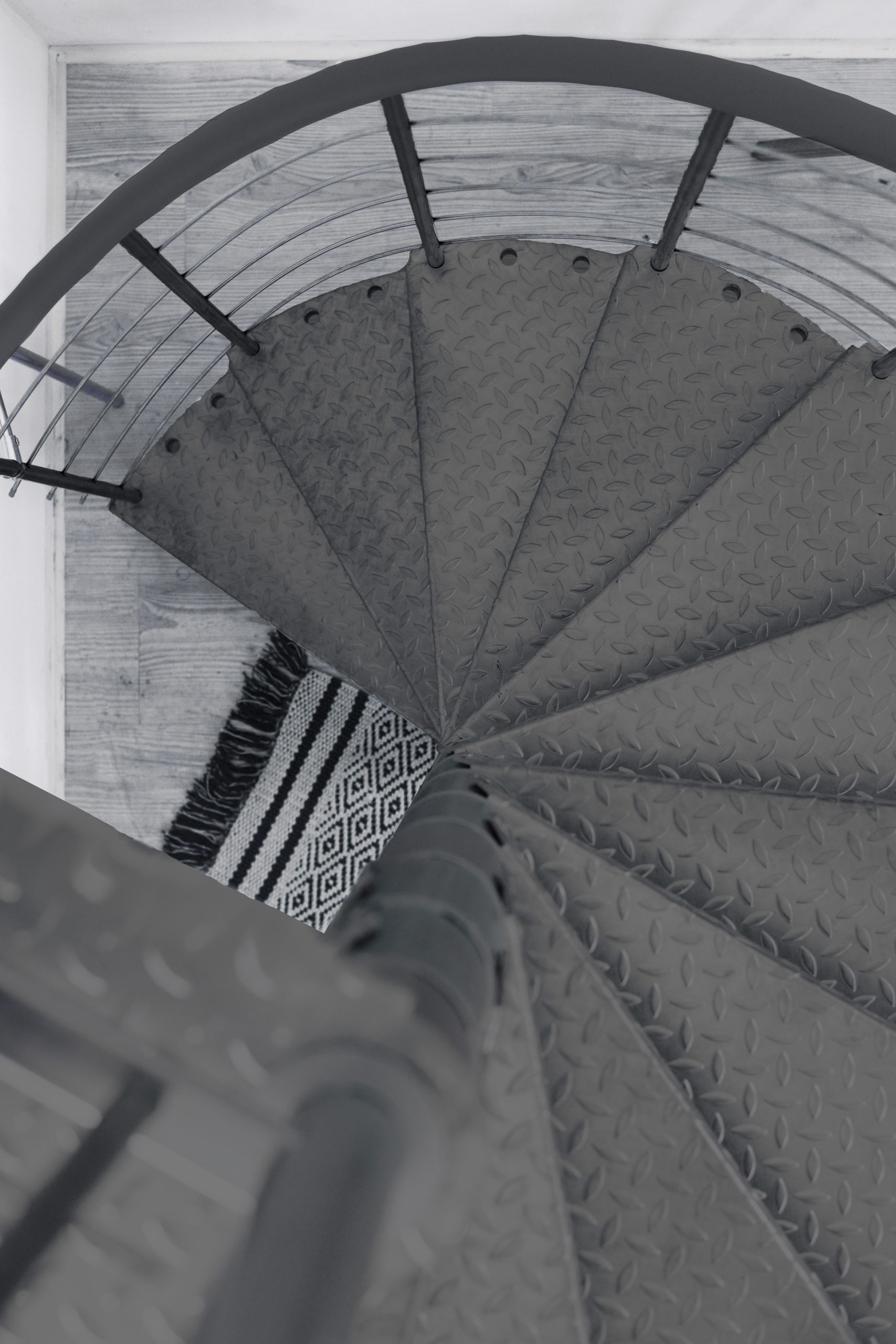 Top view of the outdoor spiral staircase Spino Zink Color in anthracite. The non-slip steel steps with checker plate surface provide maximum safety in outdoor areas.