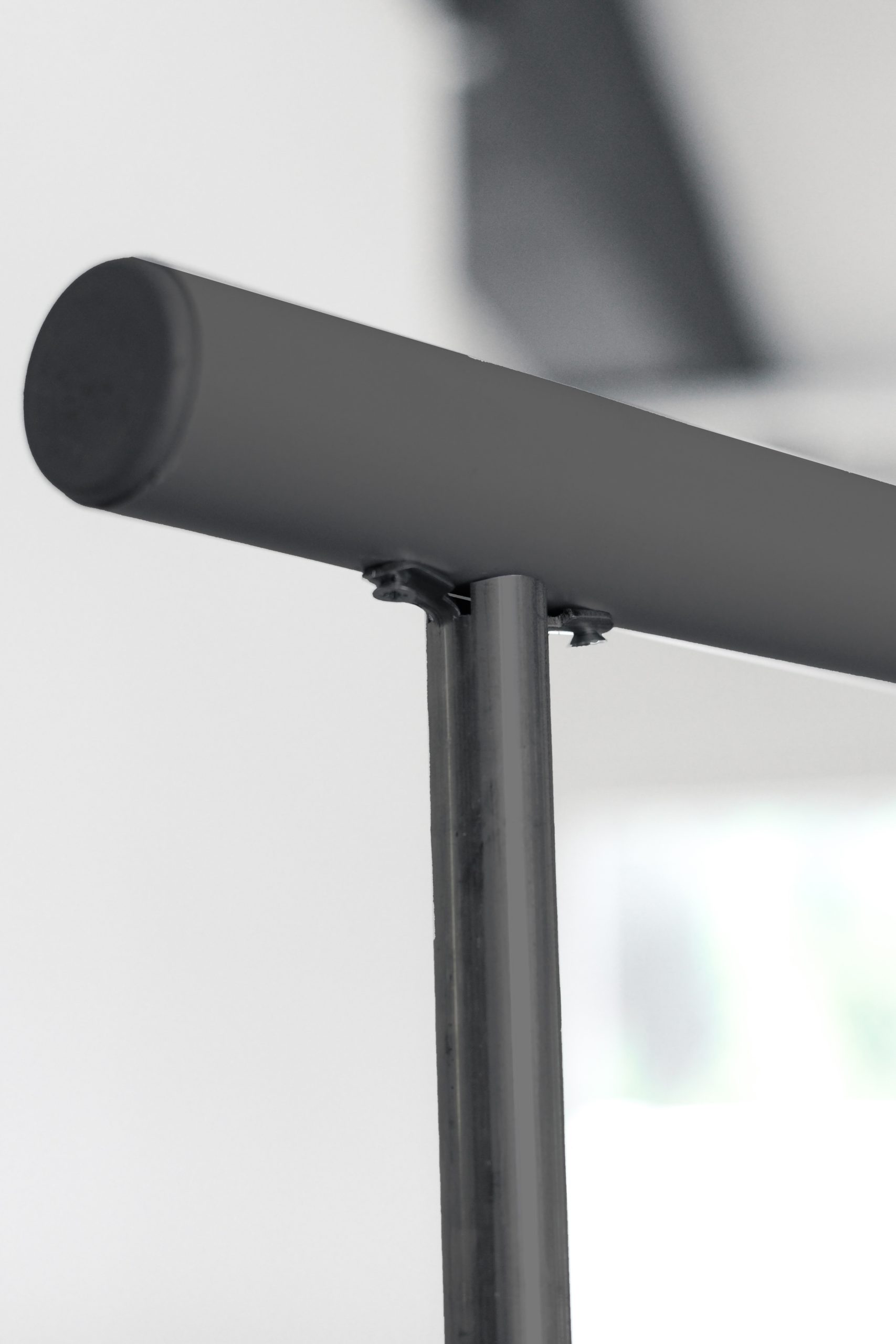 Close-up of the handrail of the outdoor spiral staircase Spino Zink Color in anthracite. The sturdy steel handrail ensures a secure grip and highlights the modern design of the staircase.