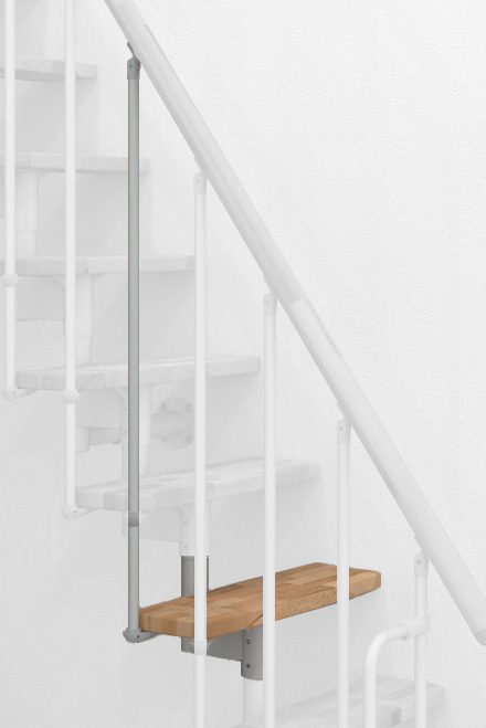 Height extension for the Joker staircase with beech steps and white metal. Shown is a detail of the additional step, the railing bars, and the handrail.