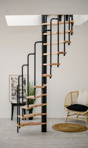 The spiral staircase Suono combines black metal elements with light wooden steps. The space-saving design fits perfectly into modern living spaces and creates a stylish look.