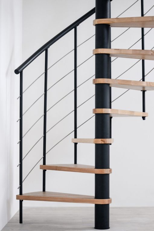 Staircase with bottom chords railing: The railing consists of black-coated vertical bars through which five narrow horizontal stainless steel bars are threaded.
