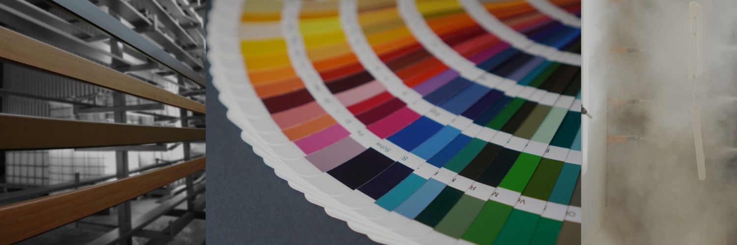 Farbpalette liegt aufgefächert auf einer grauen Tischplatte.