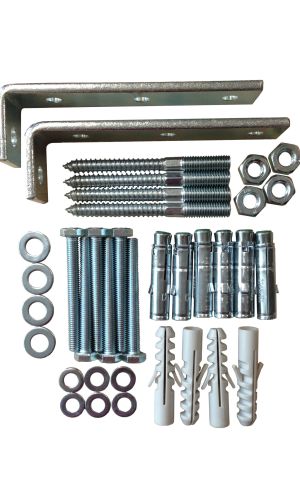 Befestigungsset für die Außentreppe Sun Step. Das Set enthält Metallwinkel, Schrauben, Dübel, Muttern und Unterlegscheiben. Es dient zur sicheren Montage der Sun Step Treppe an Wand oder Boden im Außenbereich.