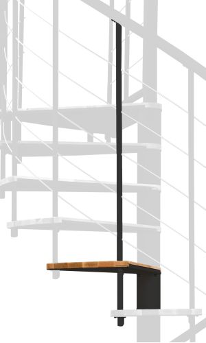 Höhenerweiterung für die Spindeltreppe Fusion mit Stufen in Buchenholz und schwarzem Metall. Gezeigt wird ein Detail der Zusatzstufe und des Geländerstabs.