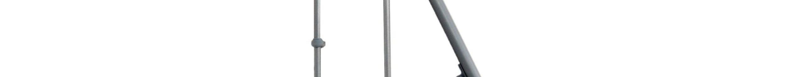 Zweites Geländer für die Treppe Monte Carlo. Das Geländer besteht aus schlanken, grauen Metallpfosten mit einem durchgehenden grauen PVC Handlauf.