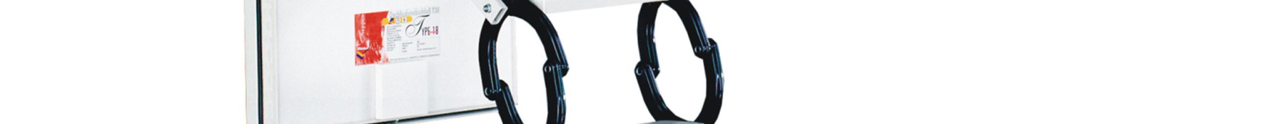 Dachbodentreppe Type 18 Prestige mit Scherentreppen-System aus Metall, weißem Deckel, umlaufender Wärmedämmung (1,3 W/m²K) und EI30-Brandschutzkennzeichnung.