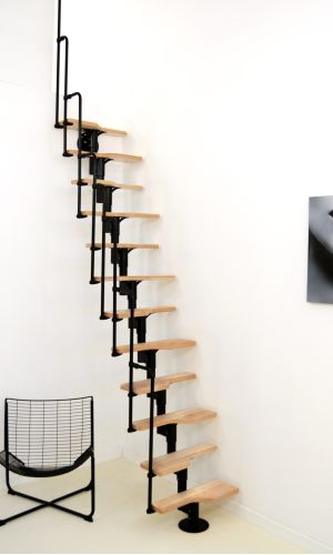 Raumspartreppe Twister mit abwechselnd geformten Buche-Stufen und schwarzer Metallkonstruktion. Ausgestattet mit einem seitlichen Metallgeländer, das am oberen Ende gebogen verläuft.