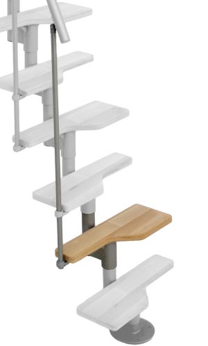 Höhenerweiterung für die Treppe Vienna mit Buche-Stufen und grauem Metall. Gezeigt wird ein Detail der Zusatzstufe, der Geländerstäbe und des Handlaufs.