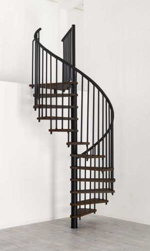 Spindeltreppe Spiral Wood mit dunklen Stufen in Walnussoptik und schwarzem Stahlgeländer mit Aluminium-Handlauf, aufgebaut in einem Raum mit grauem Boden und weißen Wänden.