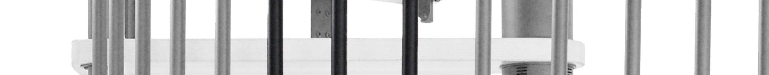 Höhenerweiterung für die Treppe Spiral Wood mit Stufen in Buche, schwarzem Stahlgeländer und Holz-Handlauf. Gezeigt wird ein Detail der Zusatzstufe, der Geländerstäbe und des Handlaufs.