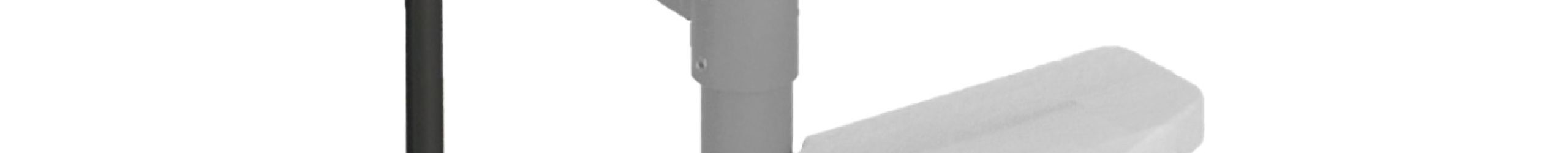 Höhenerweiterung für die Treppe Monaco mit Buche-Stufen und schwarzem Metall. Gezeigt wird ein Detail der Zusatzstufe, der Geländerstäbe und des Handlaufs.