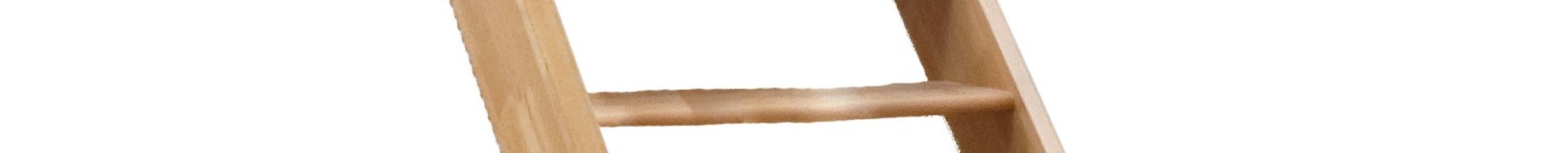 Eine klassische Wangentreppe aus Buchenholz mit offenen Stufen ohne Geländer.