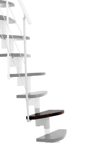 Höhenerweiterung für die Treppe Nizza mit Walnuss -Stufen und weißem Metall. Gezeigt wird ein Detail der Zusatzstufe, der Geländerstäbe und des Handlaufs.