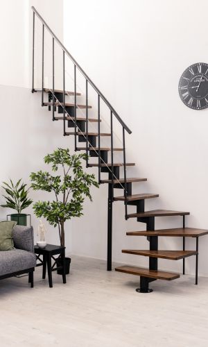 Mittelholmtreppe Comfort Top mit Walnuss-Stufen und schwarzem Metallgeländer mit Untergurten und PVC-Handlauf.