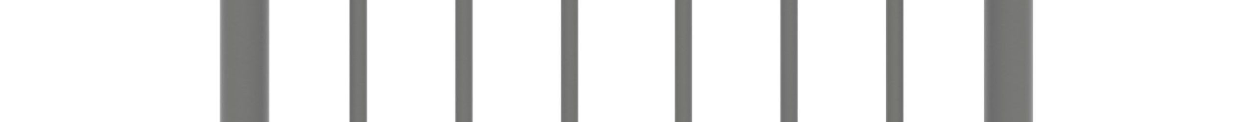 Gerades Brüstungsgeländer mit vertikalen Metallstäben in Grau und PVC-Handlauf. Gezeigt wird eine Gesamtaufnahme des Brüstungsgeländers von vorne.