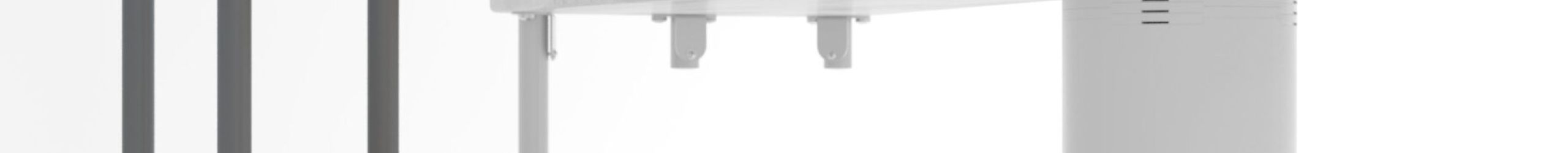 Höhenerweiterung für die Treppe Berlin mit Stufen in Buche, grauem Stahlgeländer und PVC-Handlauf. Gezeigt wird ein Detail der Zusatzstufe und der Geländerstäbe.