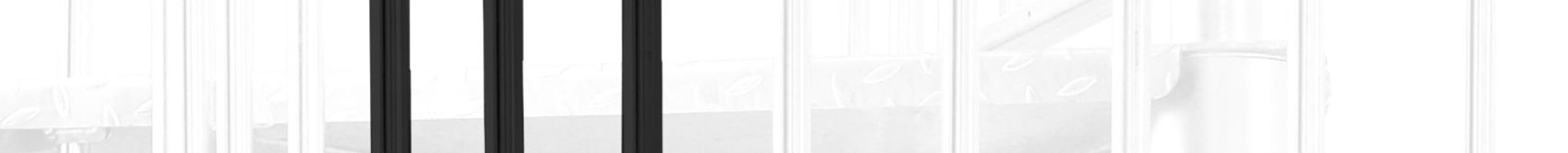 Höhenerweiterung für die Treppe Rondo Zink Color mit Stahlstufen und Stahlgeländer, pulverbeschichtet in Schwarz. Gezeigt wird ein Detail der Zusatzstufe und der Geländerstäbe.