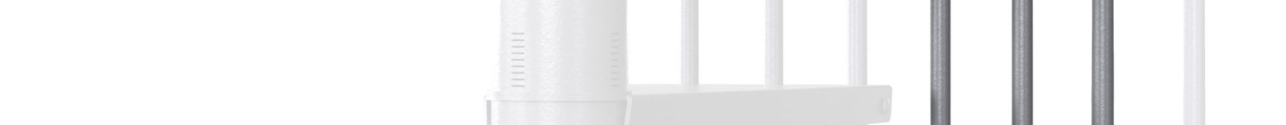 Höhenerweiterung für die Treppe Rondo Smart aus Stahl in Grau. Gezeigt wird ein Detail der Zusatzstufe und der Geländerstäbe.