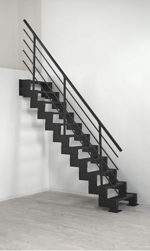 Geradläufige Raumspartreppe Modulario Mini in Schwarz mit Metallstufen. Die Treppe ist an einer weißen Wand montiert und steht auf einem hellen Holzfußboden. Das moderne Metallgeländer bietet sicheren Halt.
