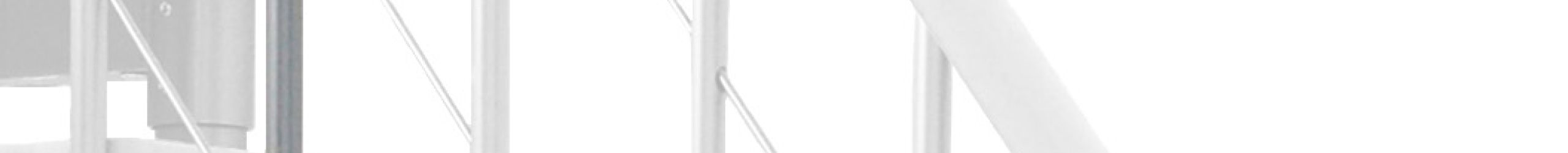 Höhenerweiterung für die Treppen Style und Style Turn mit Buche-Stufen und grauem Metall. Gezeigt wird ein Detail der Zusatzstufe, der Geländerstäbe und des Handlaufs.