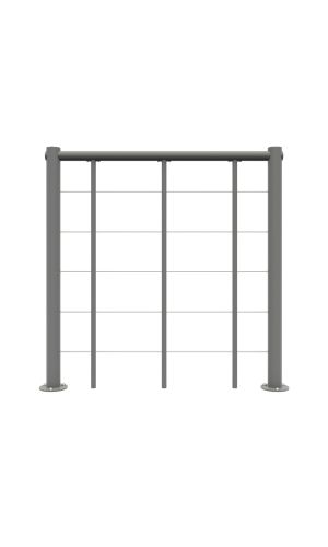 Gerades Brüstungsgeländer mit vertikalen Metallstäben und PVC-Handlauf in Grau mit horizontalen Edelstahl-Untergurten. Gezeigt wird eine Gesamtaufnahme des Brüstungsgeländers von vorne.