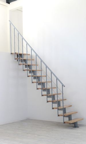 Moderne Comfort Top Treppe mit einer grauen Metall-Mittelholmkonstruktion und Stufen aus Buchenholz.