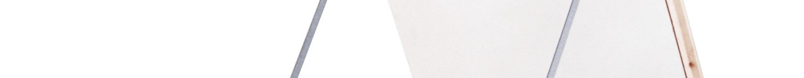 Geöffneter ISO-Oberdeckel für Dachbodentreppe Type 12 Solid. Der weiße Kasten verfügt über einen umlaufenden Holzrahmen und zwei Metallstützen zur sicheren Aufstellung der Deckelklappe.