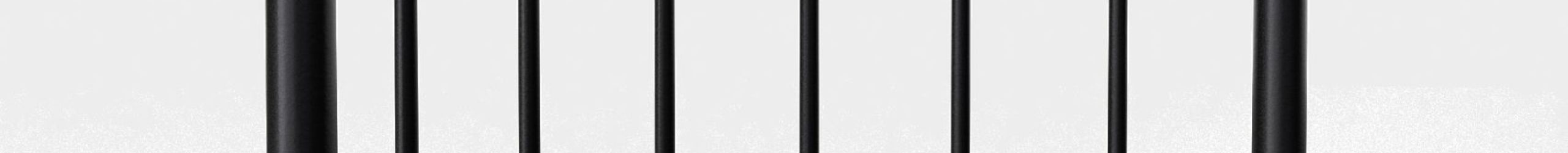 Brüstungsgeländer mit vertikalen Stäben und Holzhandlauf rund