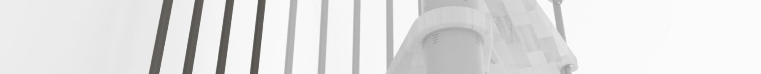 Höhenerweiterung für die Treppe Spiral Smart mit Stufen in Buche, grauem Stahlgeländer und PVC-Handlauf. Gezeigt wird ein Detail der Zusatzstufe und der Geländerstäbe.