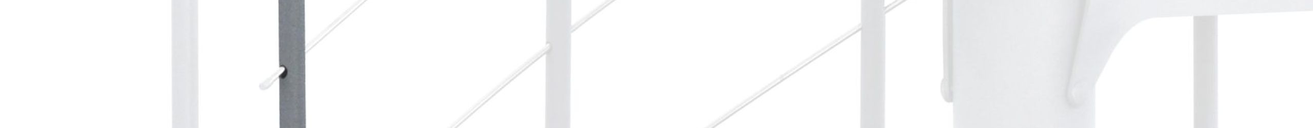 Höhenerweiterung für die Treppe Spino Smart aus grauem Metall. Gezeigt wird ein Detail der Zusatzstufe, des Geländerstabs und des Handlaufs.