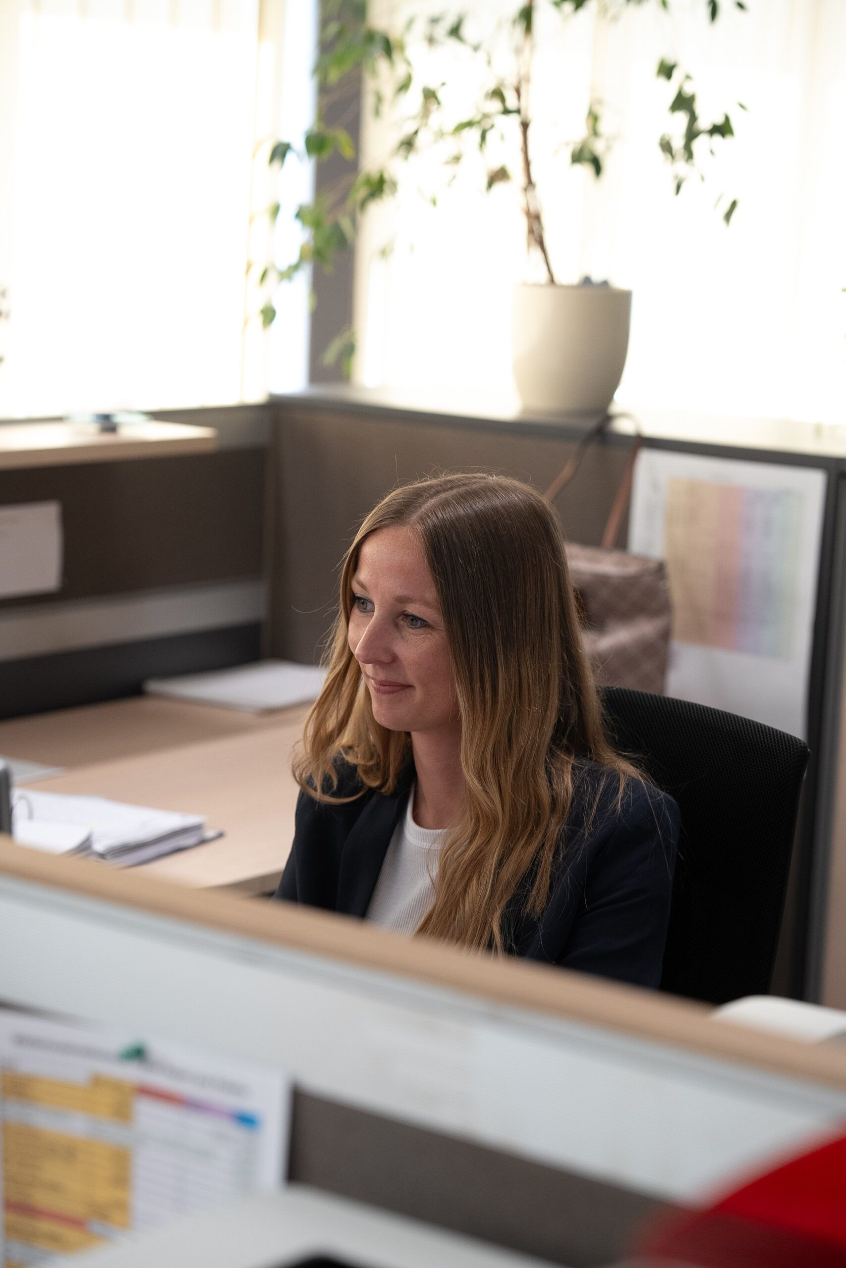 Arbeiter bedient eine Holzbearbeitungsmaschine mit Kabeln und Absaugung – Hacken von Holz.
