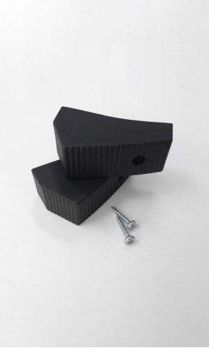 Zwei schwarze Treppenschuhe für Holztreppen mit gerillter Oberfläche, inklusive zwei Befestigungsschrauben, auf hellem Hintergrund liegend.