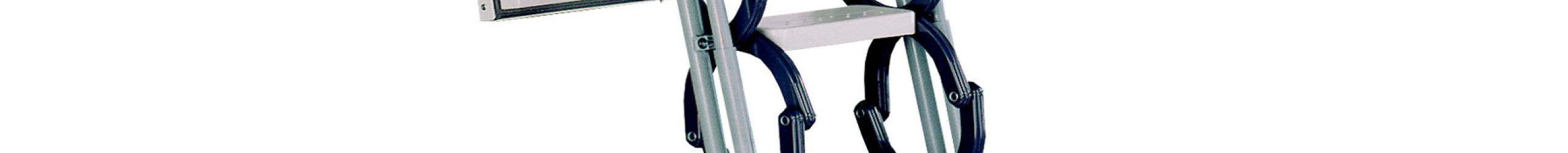 Dachbodentreppe Maßtreppe 118M mit Scherentreppen-System aus Metall, weißer Deckelklappe und umlaufendem Oberdeckel. Die Treppe verfügt über eine Wärmedämmung von 1,3 W/m²K und ist mit der Brandschutzklassifizierung EI30 gekennzeichnet. Rote Hebelarme unterstützen den Mechanismus beim Öffnen und Schließen.