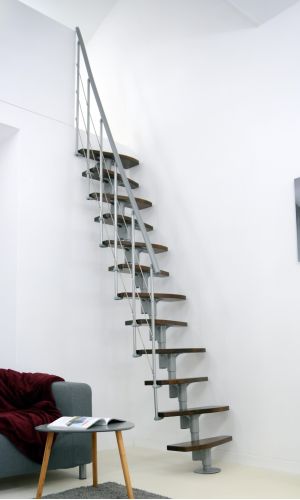 Gerade Raumspartreppe Nizza mit wechselseitigen Stufen in Walnussoptik und grauer Metallkonstruktion. Die Treppe ist platzsparend entlang einer weißen Wand installiert und verfügt über ein seitliches Geländer mit Untergurten und grauem Handlauf.