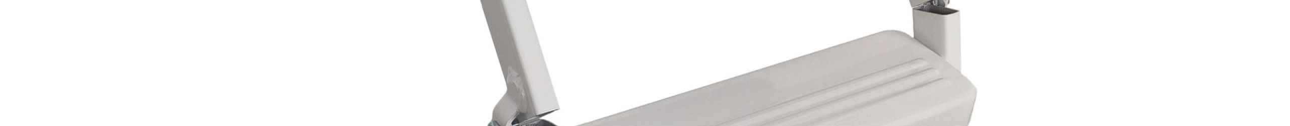 Ein geteilter Mittelteil einer Metalltreppe in Weiß. Die Konstruktion besteht aus zwei versetzten Stufensegmenten mit breiten, rutschhemmenden Trittflächen. Die Treppenelemente sind über stabile Scharniere verbunden und für den Einbau in platzsparenden Klapptreppenlösungen gedacht.