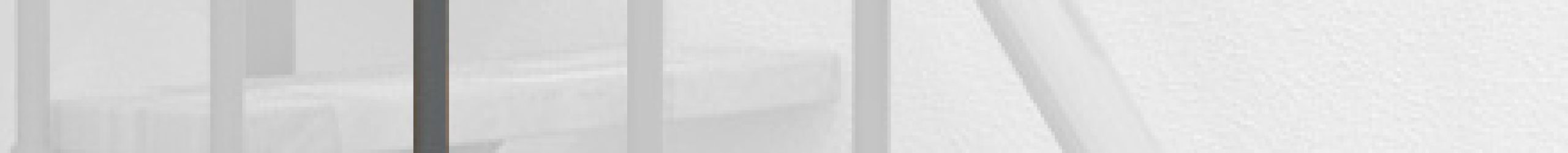 Höhenerweiterung für die Treppe Joker mit Buche-Stufen und grauem Metall. Gezeigt wird ein Detail der Zusatzstufe, der Geländer Stäbe und des Handlaufs.