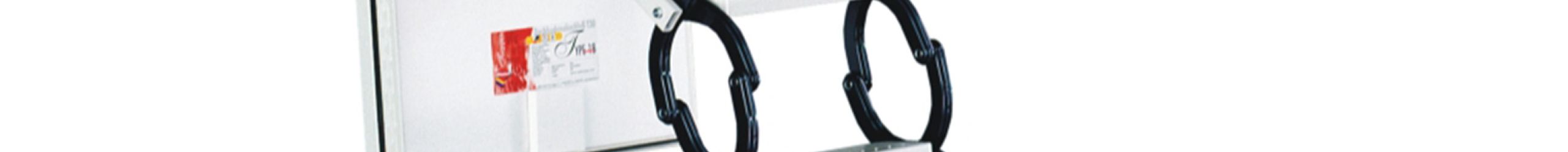 Elektrische Dachbodentreppe Type 18 Univers mit Scherentreppen-System aus Metall, weißem Deckel und umlaufender Isolierung. Integrierte Fernbedienung und Brandschutzkennzeichnung EI30 sichtbar.