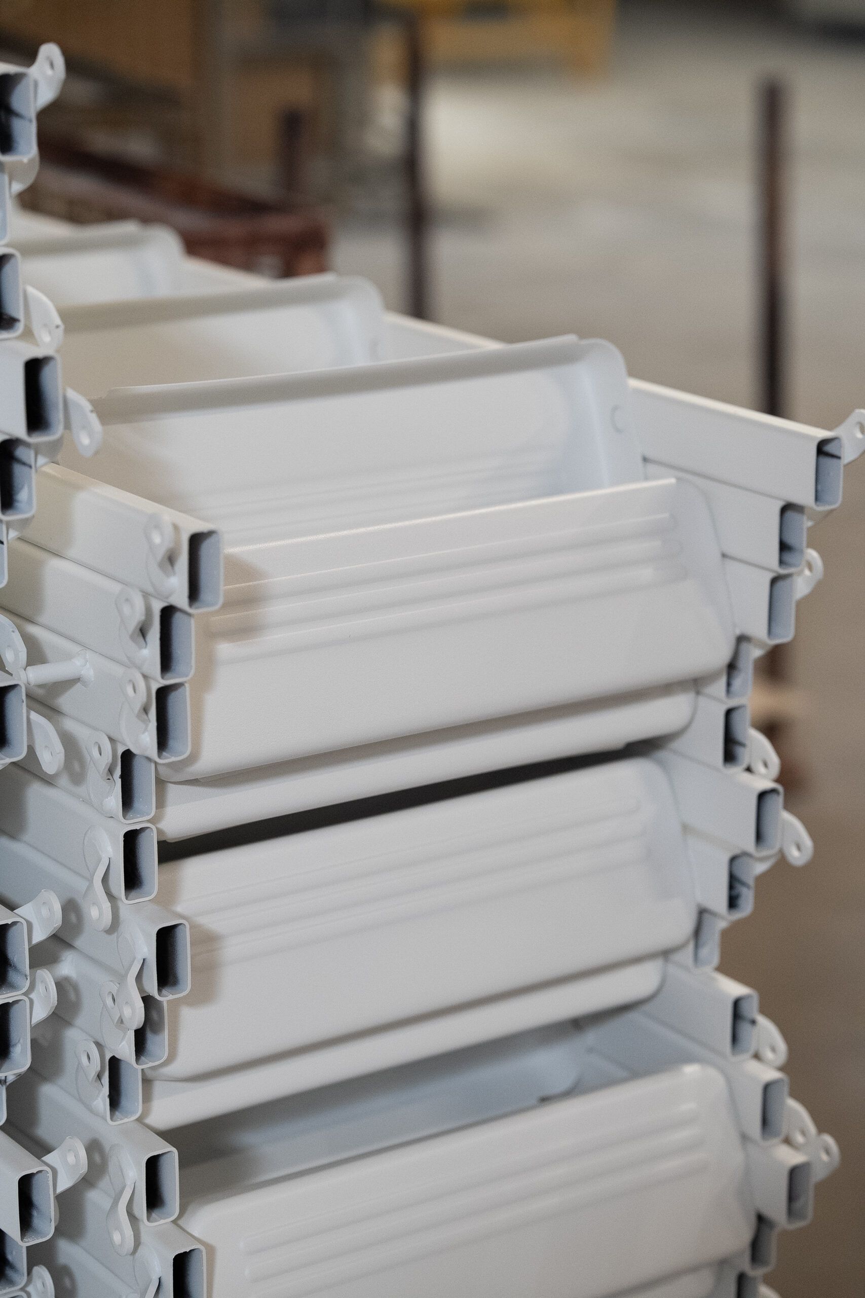 Maschinenanlage mit Absaugschläuchen in einer Werkstatt – Schleifvorgang von Holz.