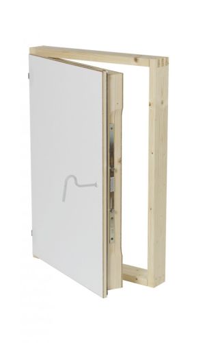 Geöffnete Inspektionstür aus Holz mit sichtbarem Holzrahmen, weißer Türfläche und integriertem Verschlusshaken. Die Metallverriegelung ist im Türfalz eingebaut.