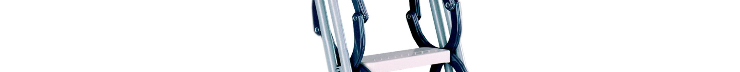 Maßgefertigte Dachbodentreppe Type 4M mit Scherentreppen-System aus Metall und gedämmter Deckelklappe. Die Treppe ist mit roten seitlichen Hebelarmen ausgestattet und bietet eine Wärmedämmung von 1,1 W/m²K.