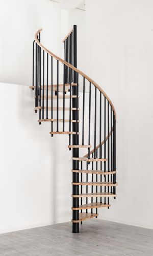 Spindeltreppe Spiral Wood mit Stufen und Handlauf aus massivem Buchenholz und vertikalen Geländerstäben und Spindel in schwarz pulverbeschichtetem Stahl, eingebaut in einem weißen Raum.