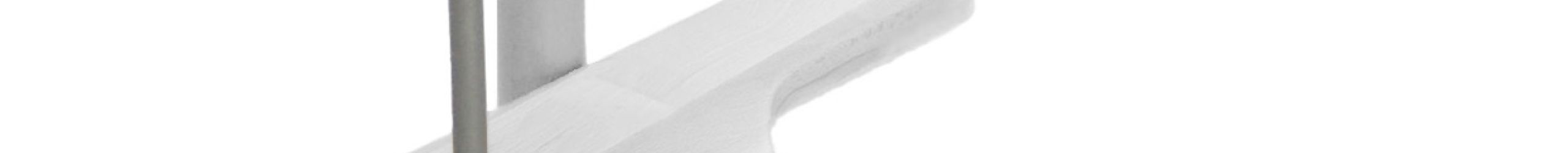 Höhenerweiterung für die Treppe Vienna mit Buche-Stufen und grauem Metall. Gezeigt wird ein Detail der Zusatzstufe, der Geländerstäbe und des Handlaufs.